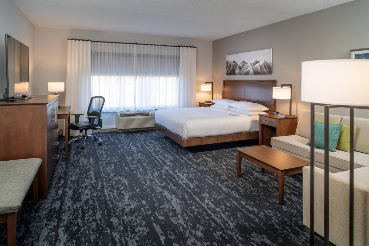 Delta Hotels By Marriott Huntington Mall Barboursville Екстериор снимка