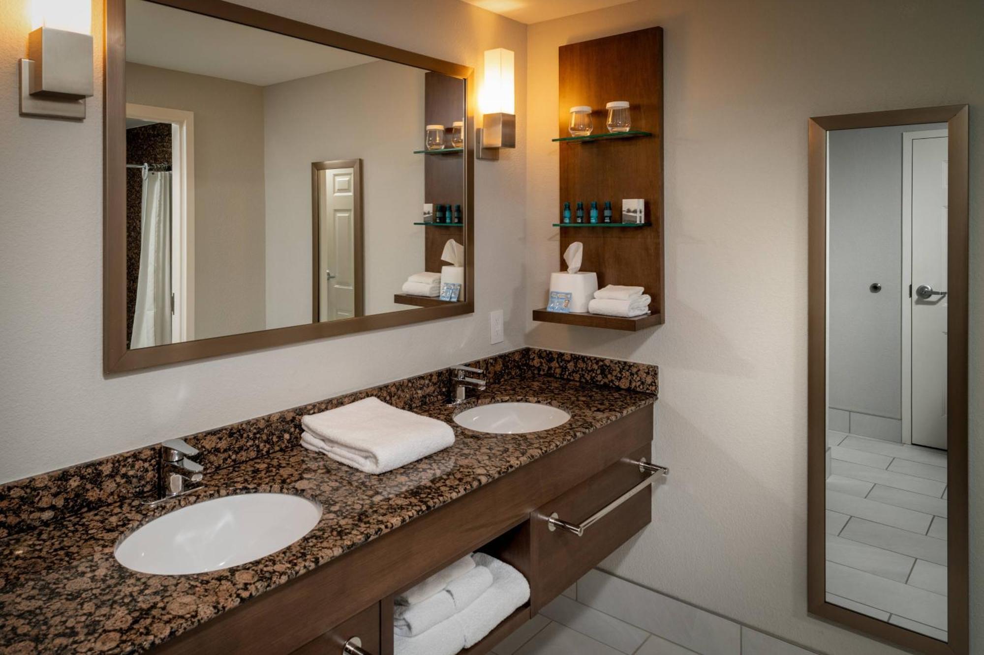 Delta Hotels By Marriott Huntington Mall Barboursville Екстериор снимка
