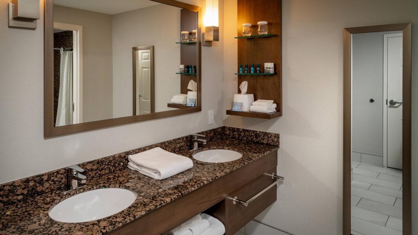 Delta Hotels By Marriott Huntington Mall Barboursville Екстериор снимка